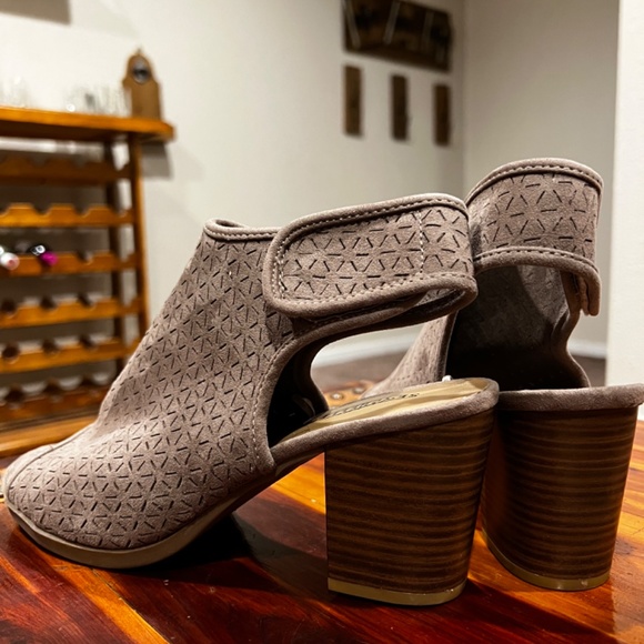 Open Booties - Picture 3 of 5